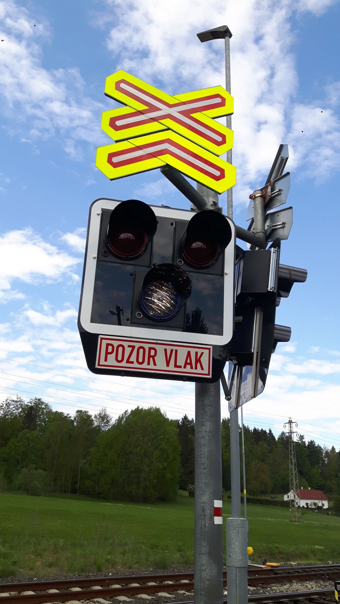Schilder am Bahnübergang