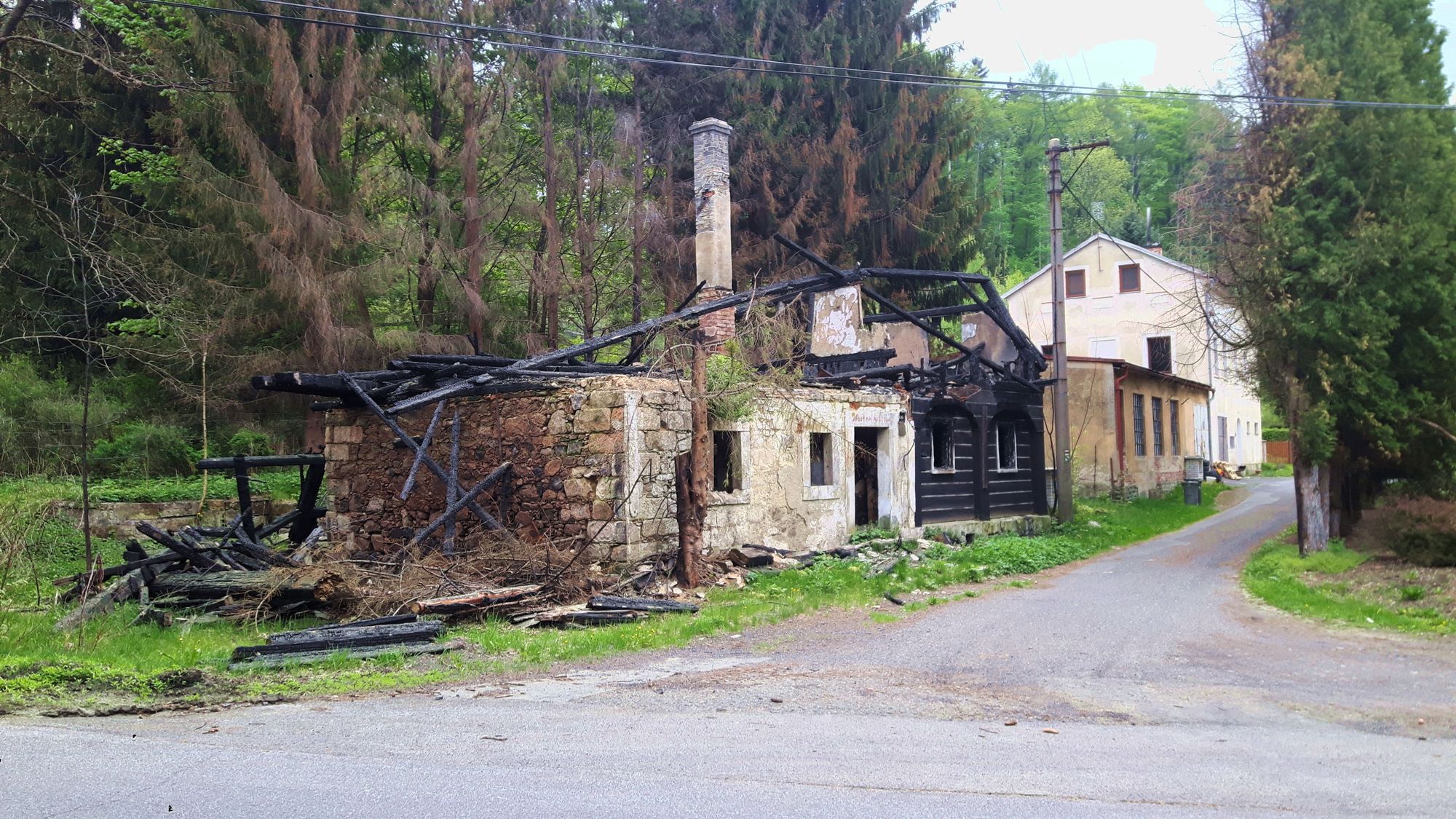 ausgebrannte Ruine am Weg