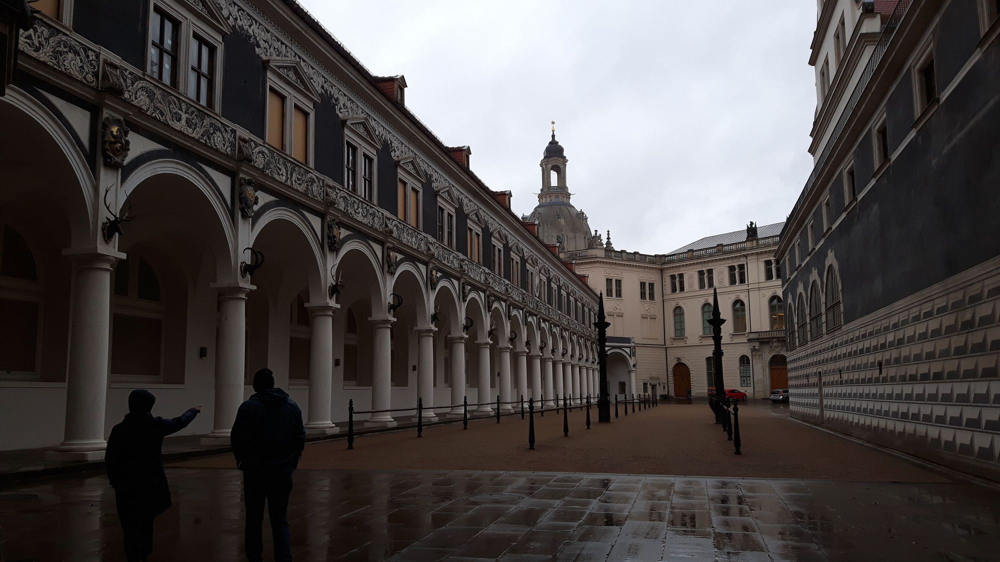 Dresden Hof im Regen