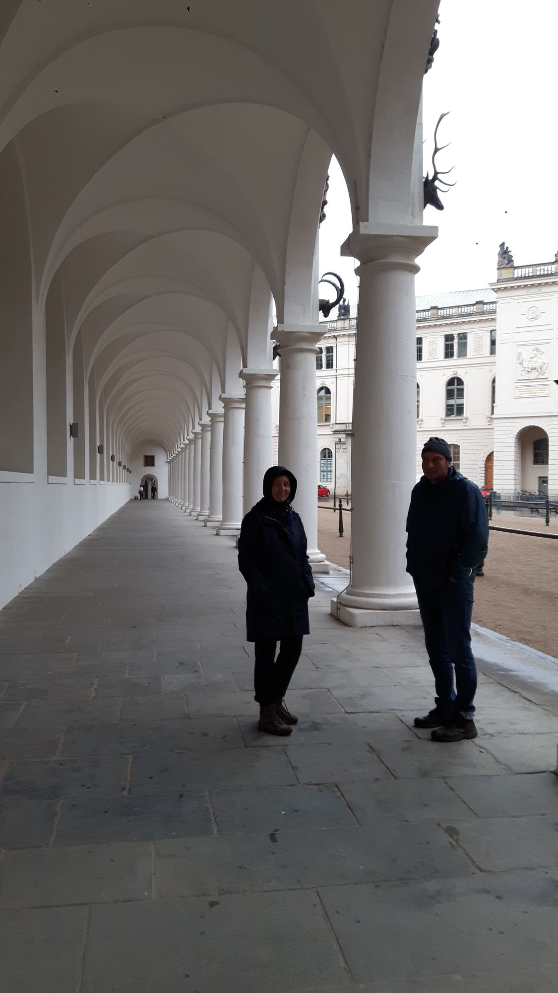 Dresden im Hof im Regen mit Kolonnaden