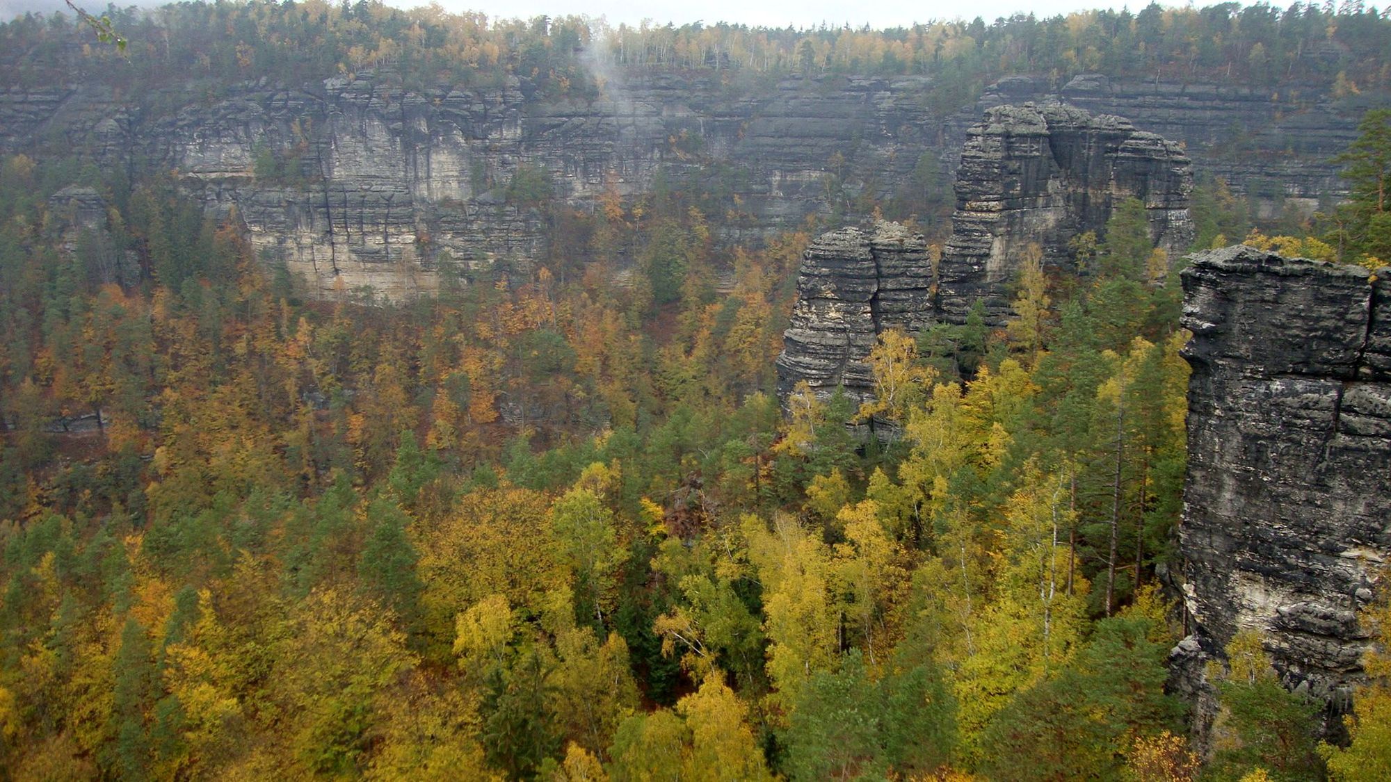 Blick vom Prebischtor auf die Felswände