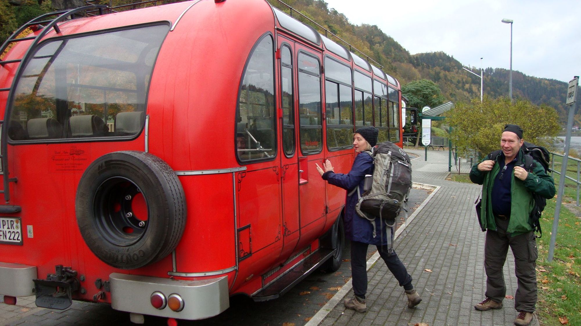 Touristenbus Ausstieg
