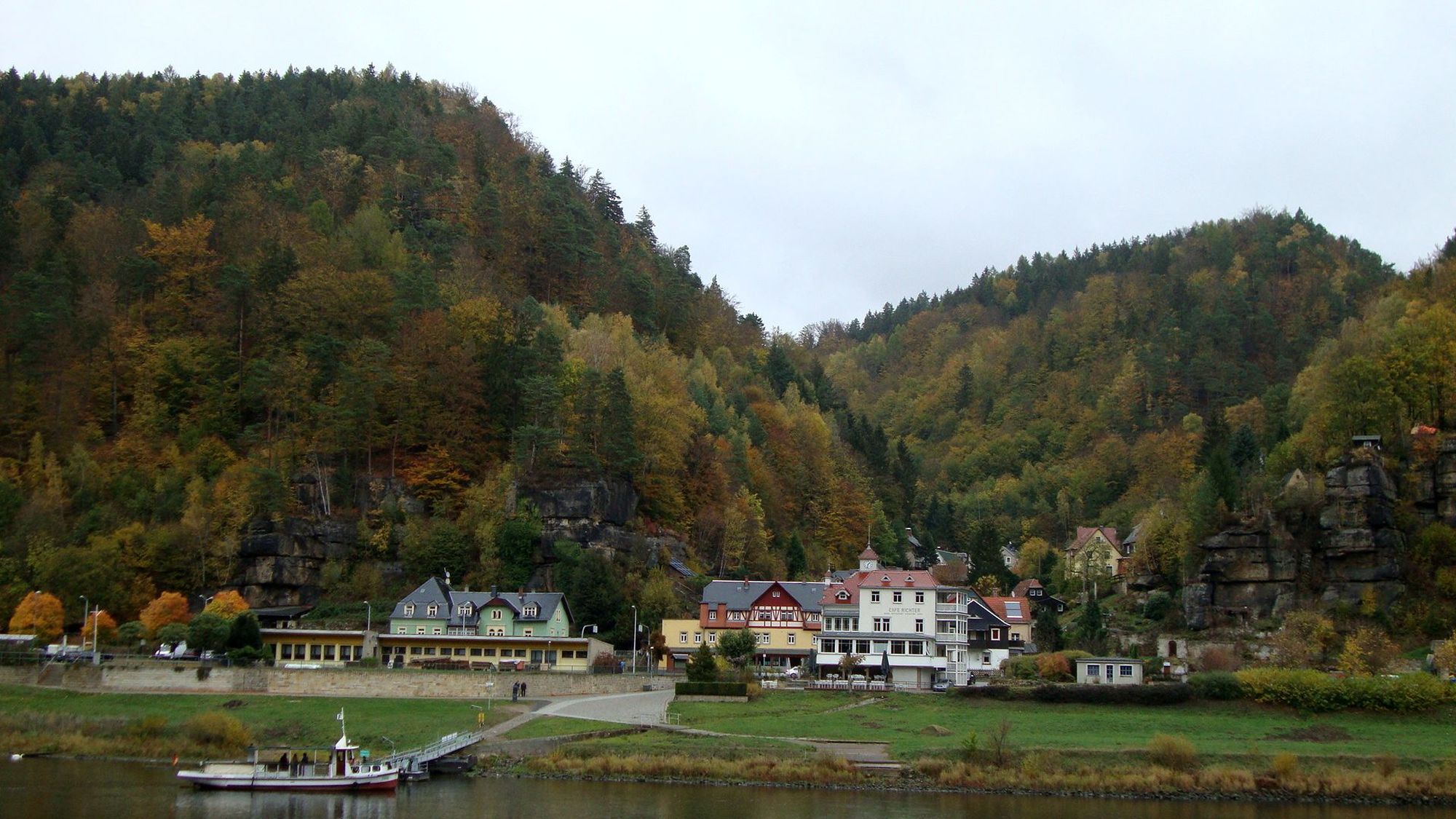 auf der Elbe mit Blick nach Schmilka