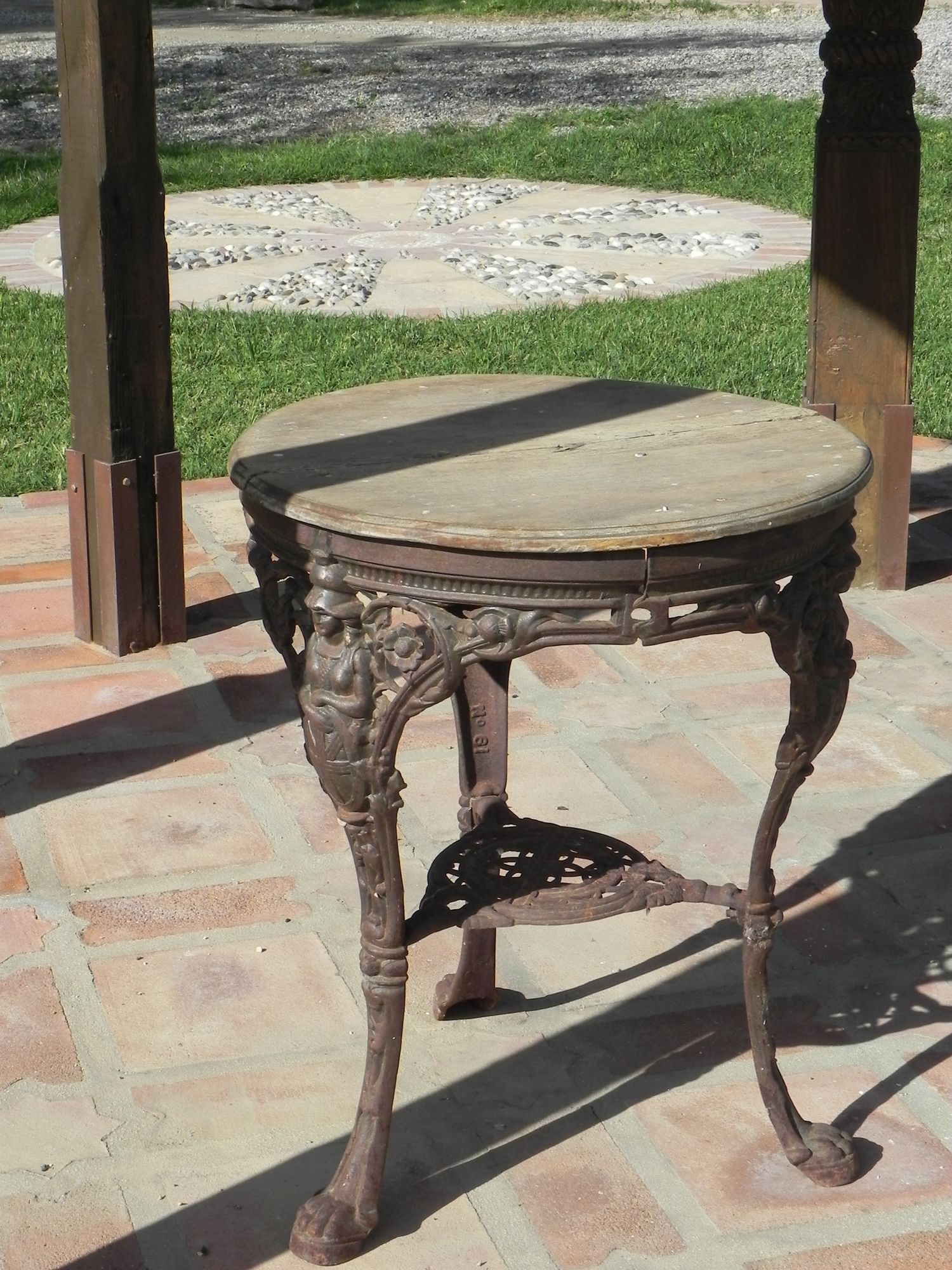 Spanien Rancho de Inglese - alter Eisentisch im Pavillon