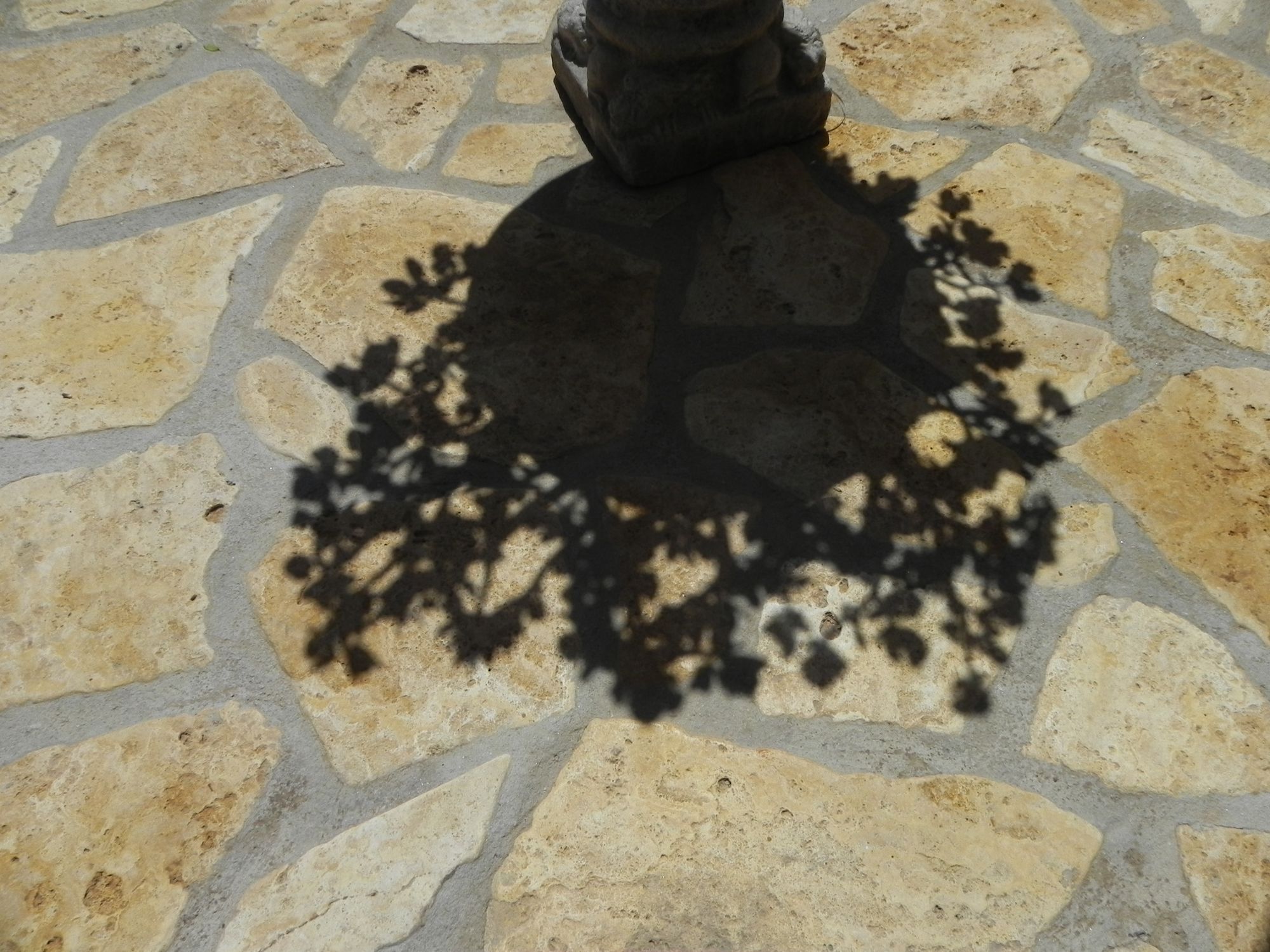Spanien Rancho de Inglese Schatten auf Steinplatten