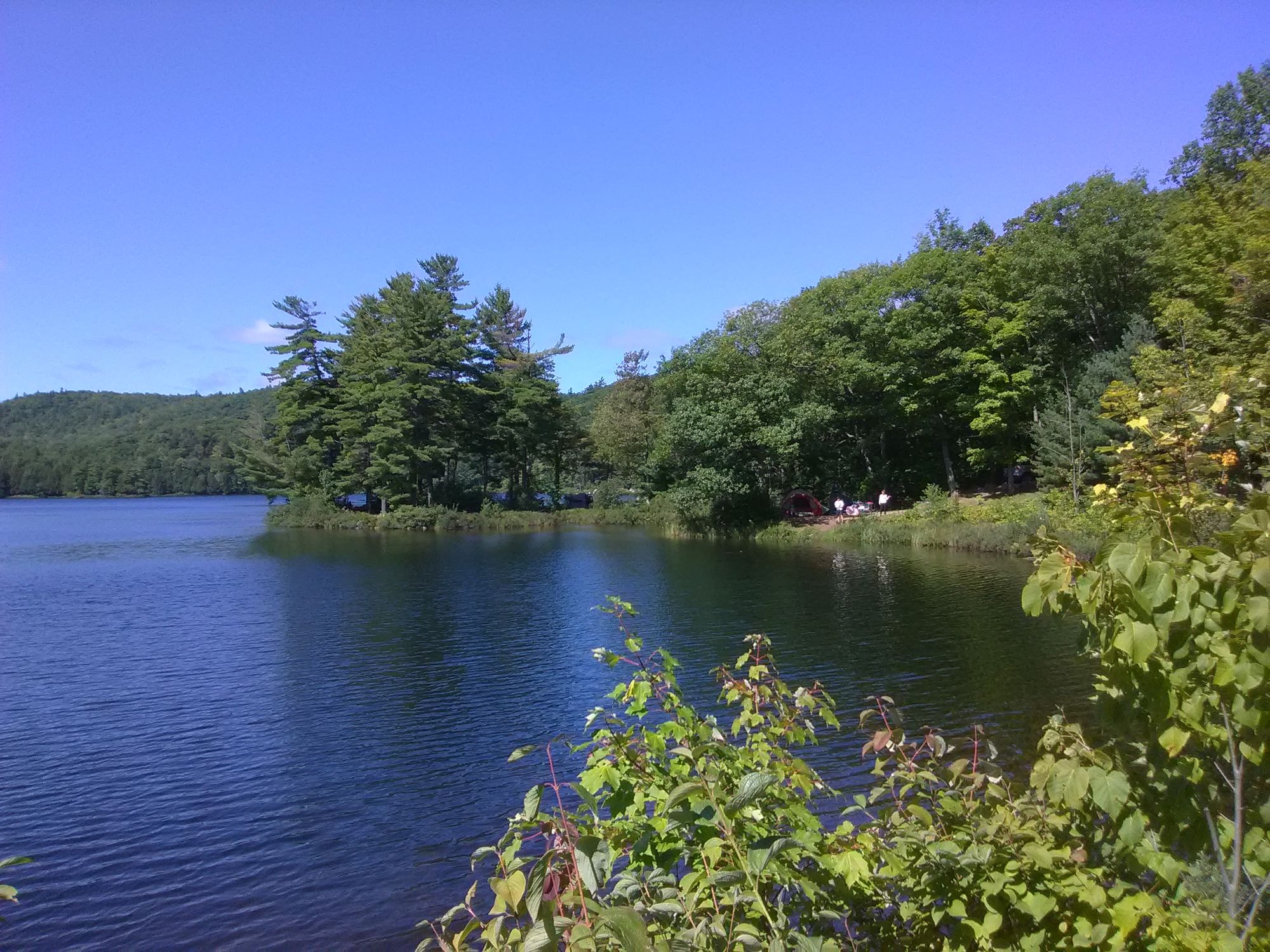 Blick auf den Lake Taylor mit Zeltplätzen