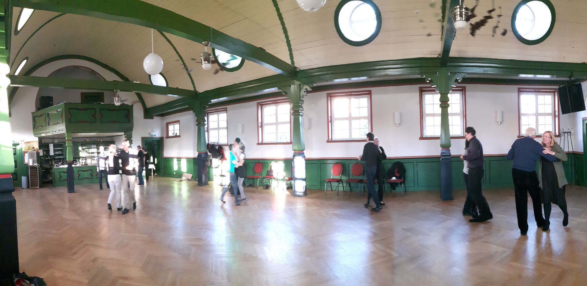 Tanzpaare im Tanzsaal im Gasthaus Zum Hirsch