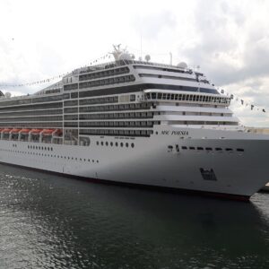 Kreuzfahrt Schiff im Hafen Rostock