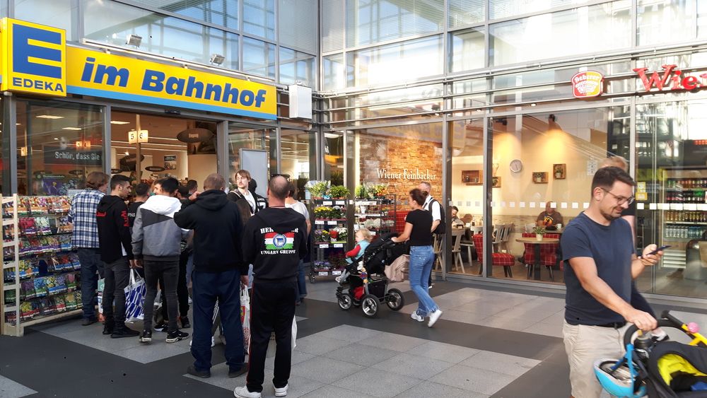 Der Eingang zum Edeka am Bahnhof Südkreuz