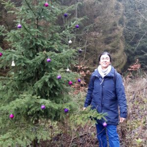 Liebesbank Wanderweg, Dani an weihnachtlich geschmücktem Fichtenbaum