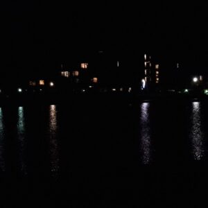 Apartmentblock bei Nacht, Blick über den Kranichteich