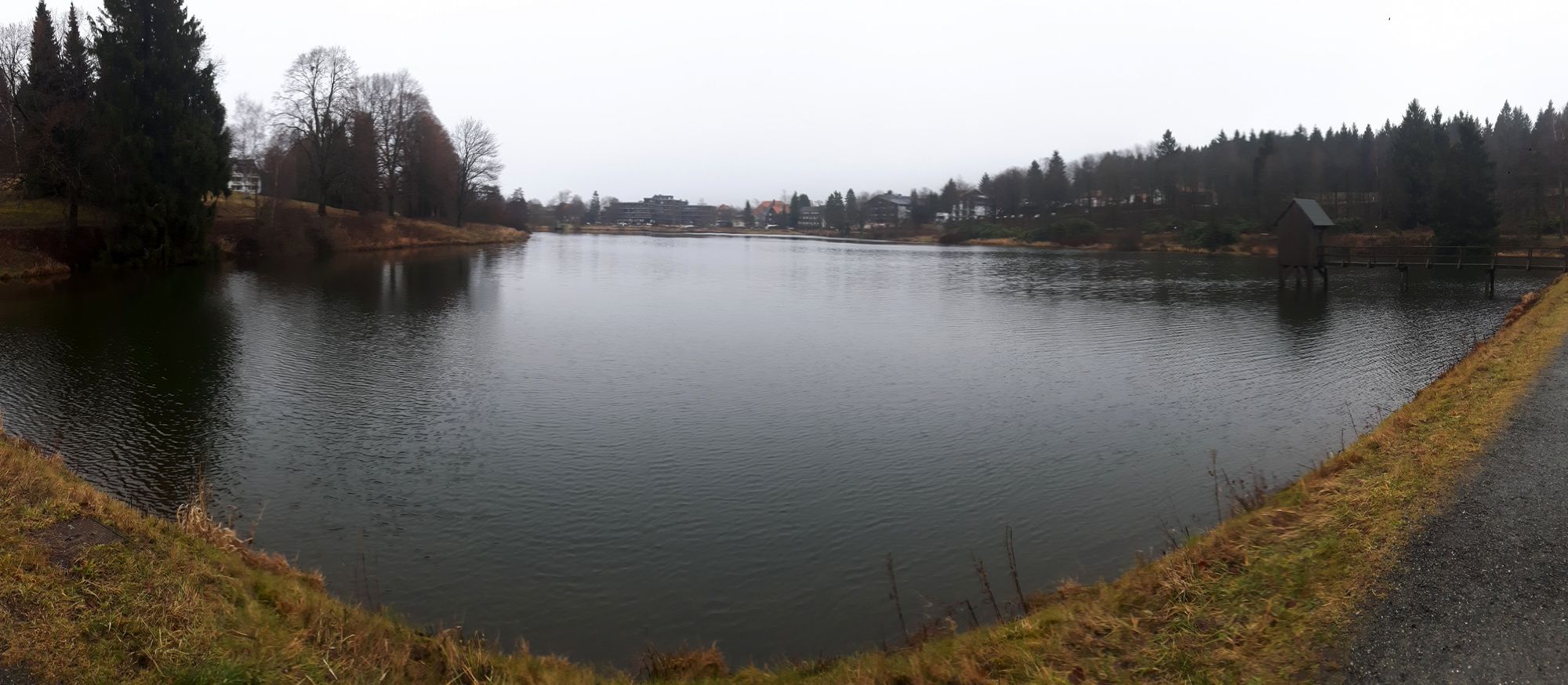 Panorama Blick über trüben Kranich Teich zum Apartment Hotel