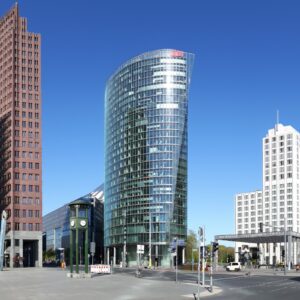 Potsdamer Platz menschenleer stahlblauer Himmel, kein Flugzeug: CORONA!