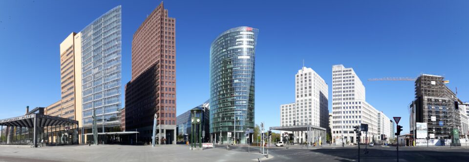 Potsdamer Platz menschenleer stahlblauer Himmel, kein Flugzeug: CORONA!