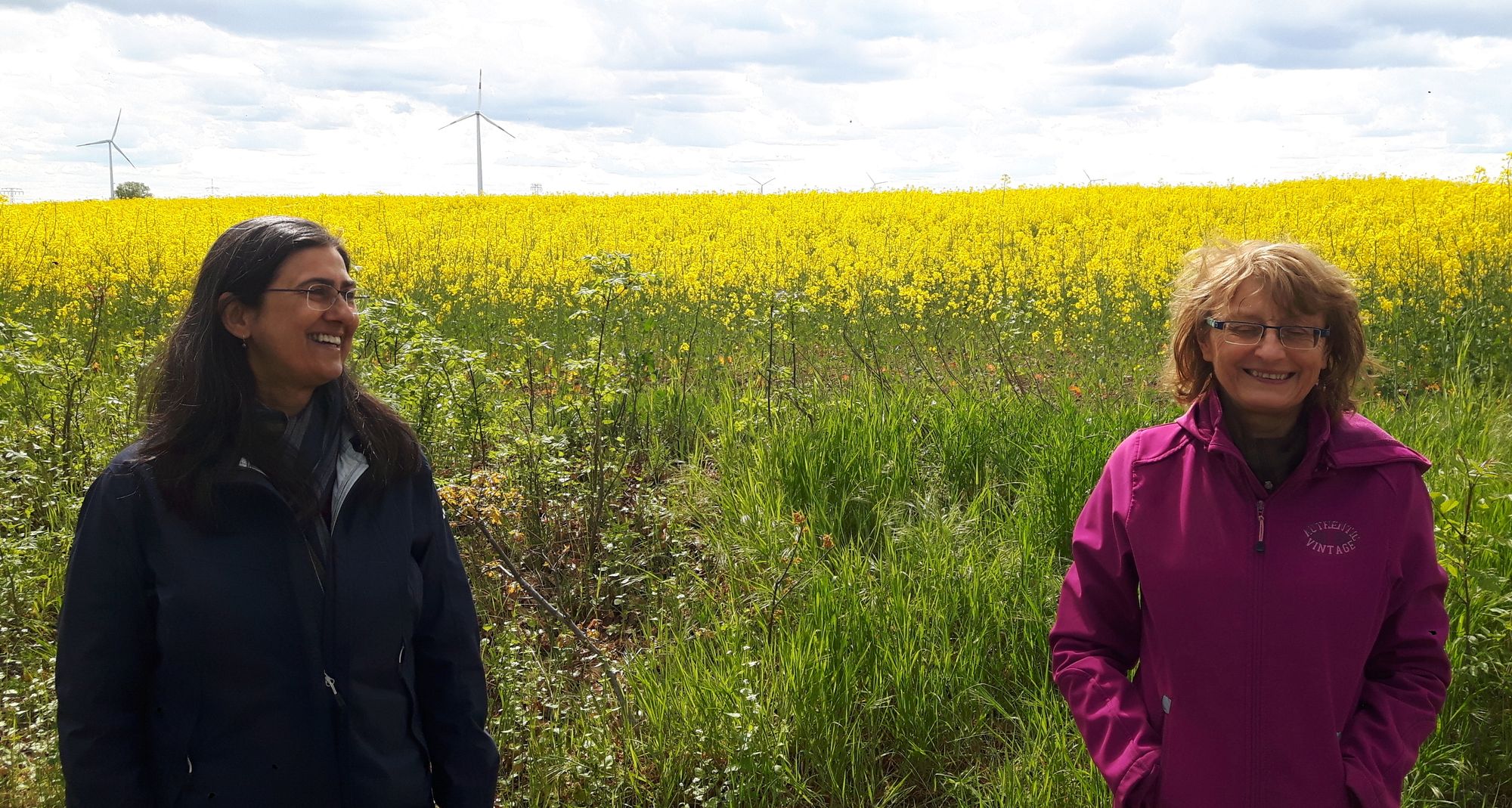 Dani und Martina vor gelb blühendem Rapsfeld