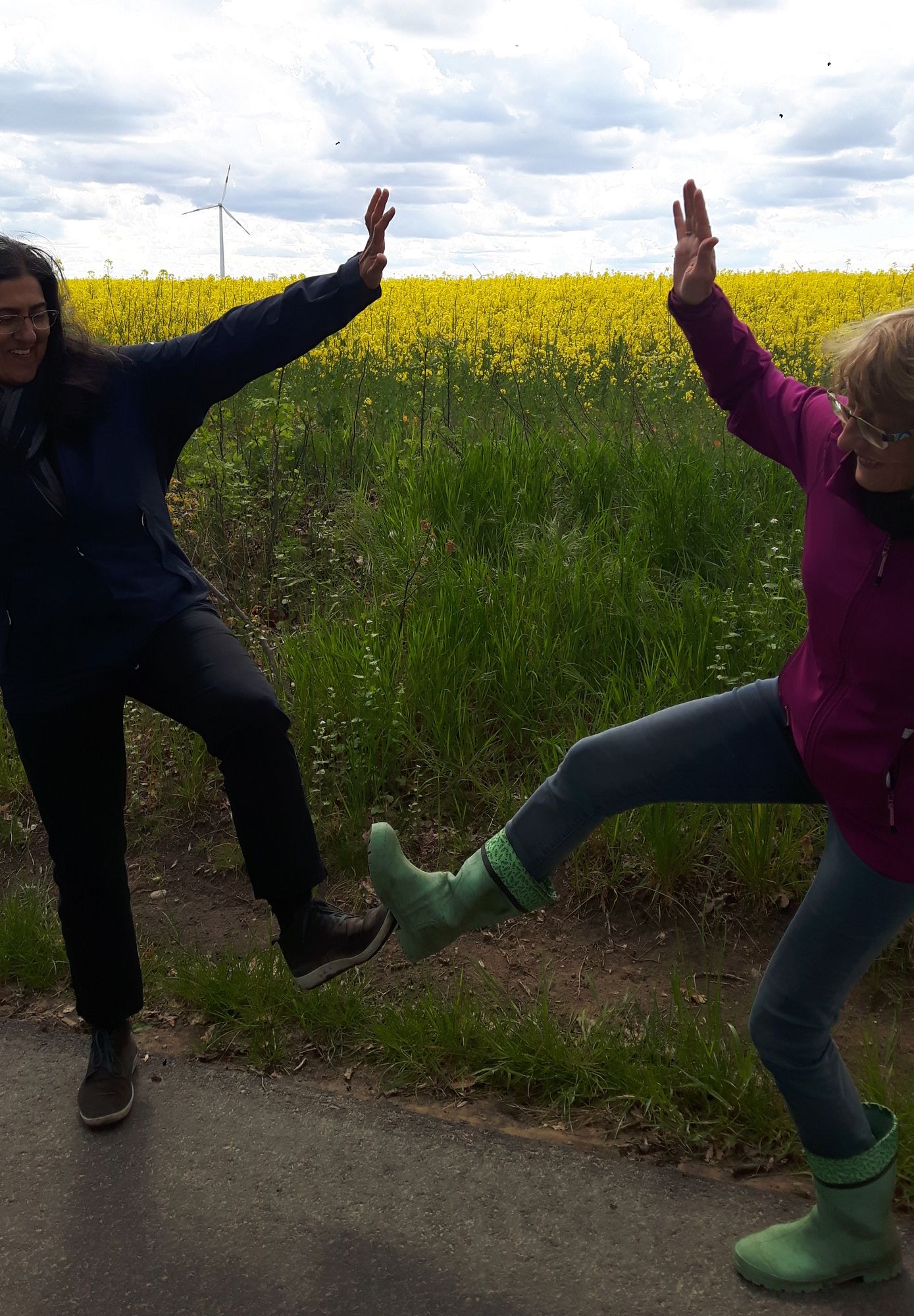 Dani und Martina vor gelb blühendem Rapsfeld