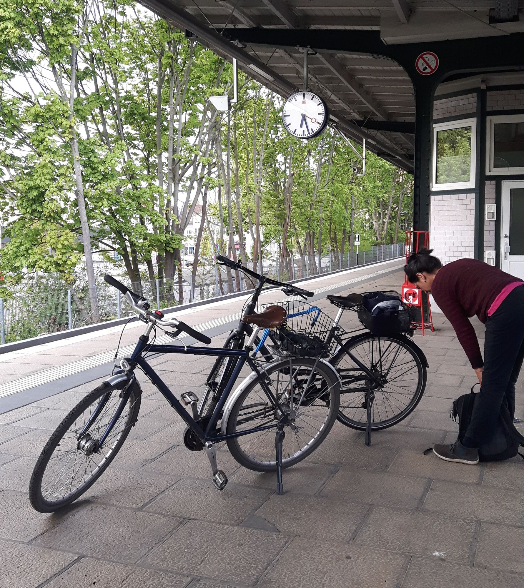 Am 1. Mai mit den Rädern am S-Bahnhof Buch