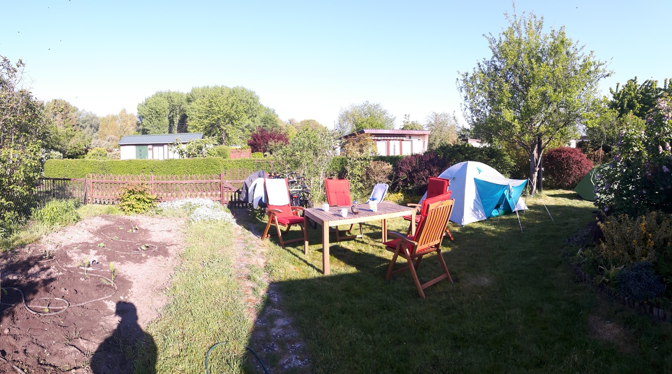Laube mit Zelten und Frühstückstisch