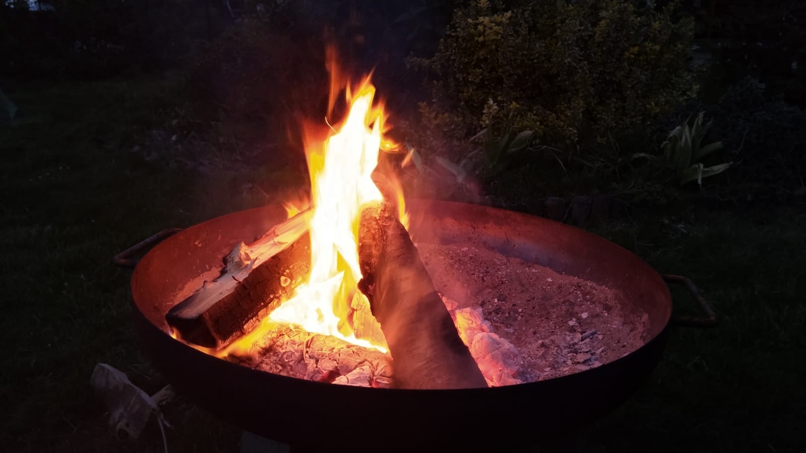 Feuerschale mit lodernden Flammen
