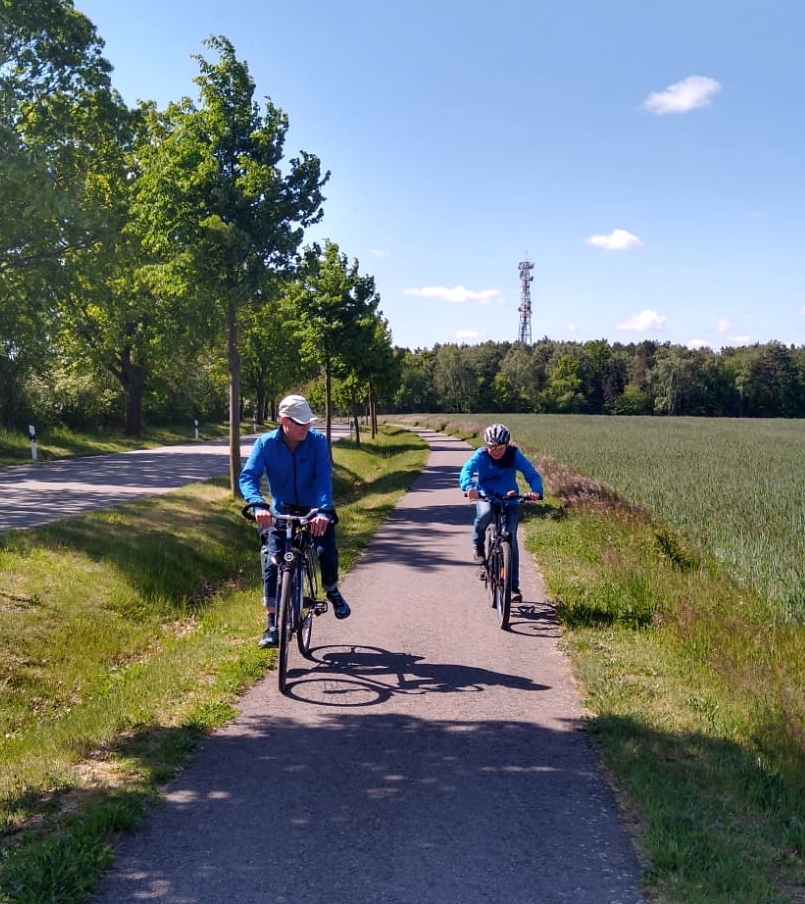 Konrad und Bennett auf den Rädern