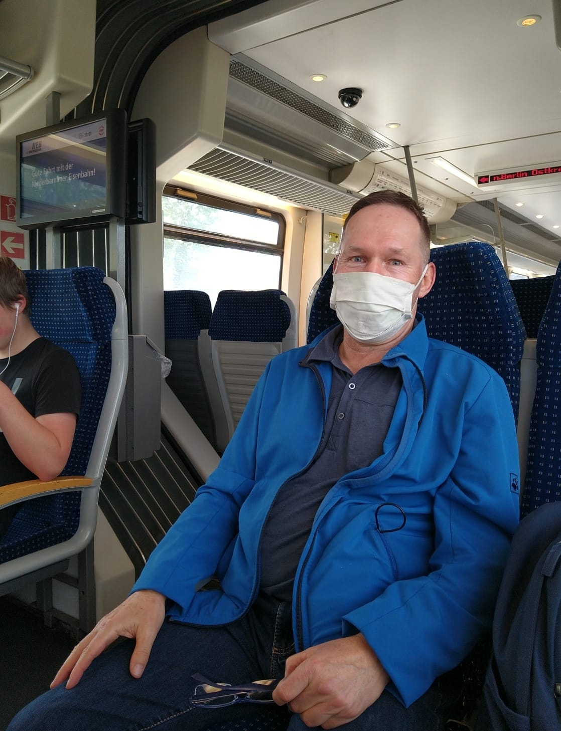 Mit Corona Schutzmaske in der NEB Bahn