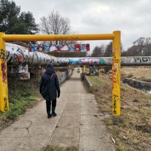Wuhletal Weg Brücke mit Fernwärmerohren