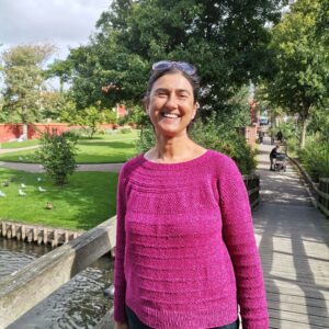 Park in Ribe Dani mit lila Pullover