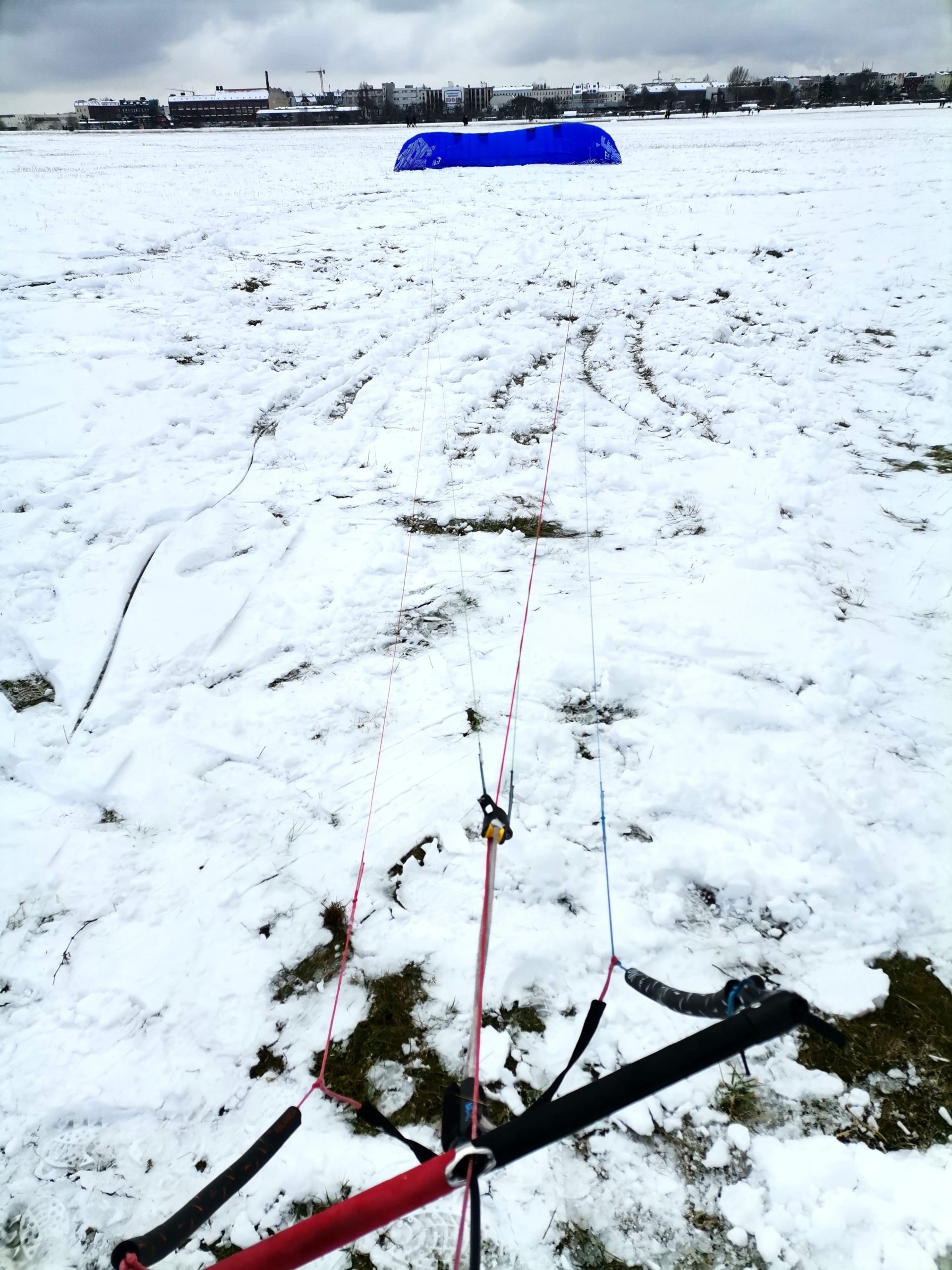 Snowkite im Schnee