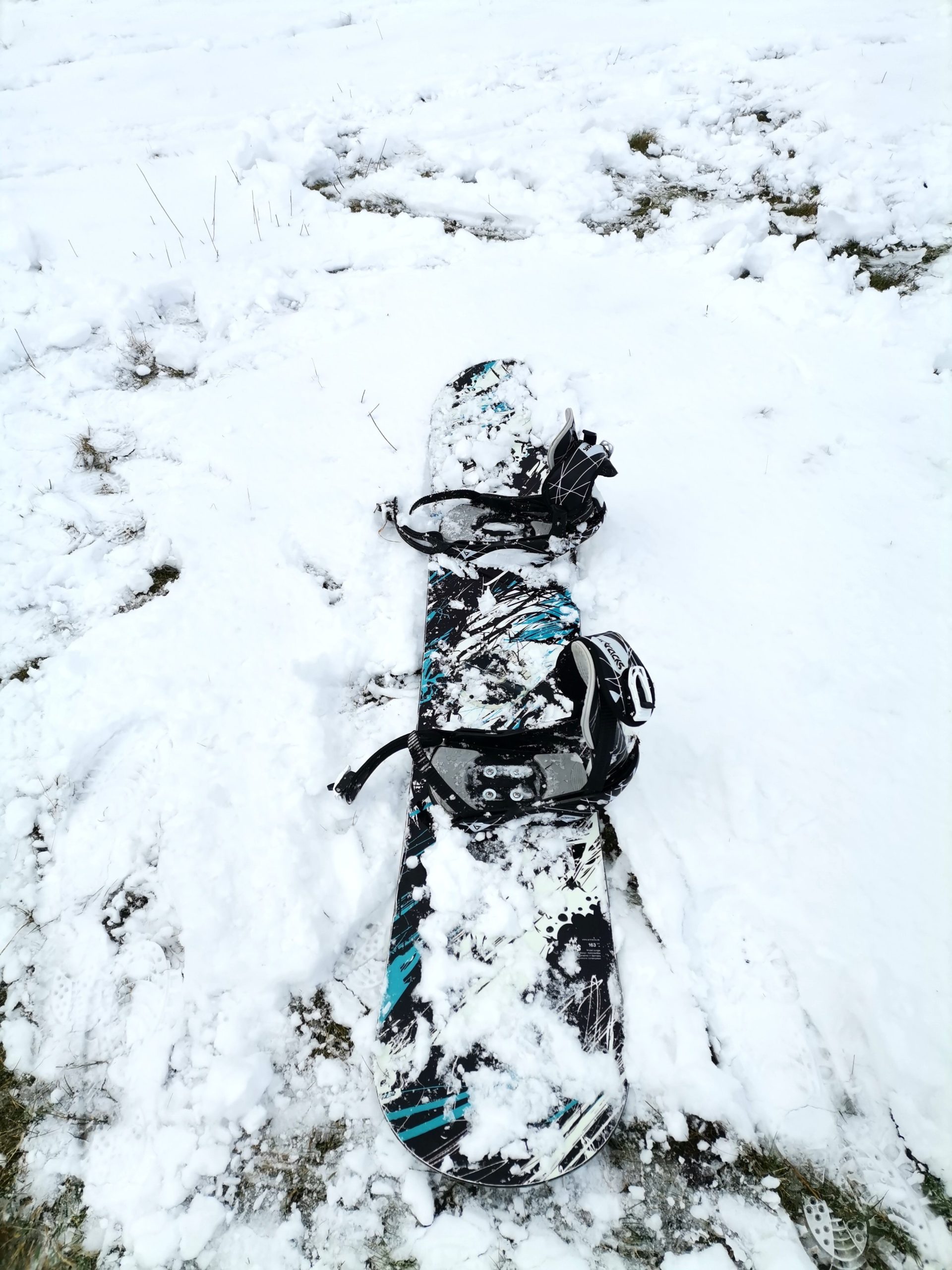 Snowboard im Schnee