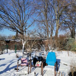 Unsere Stühle im Schnee mit Sonne in der Laube