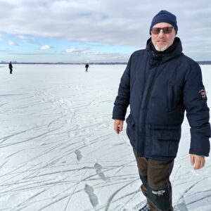 Eis Müggelsee Jens posiert auf Schlittschuhen