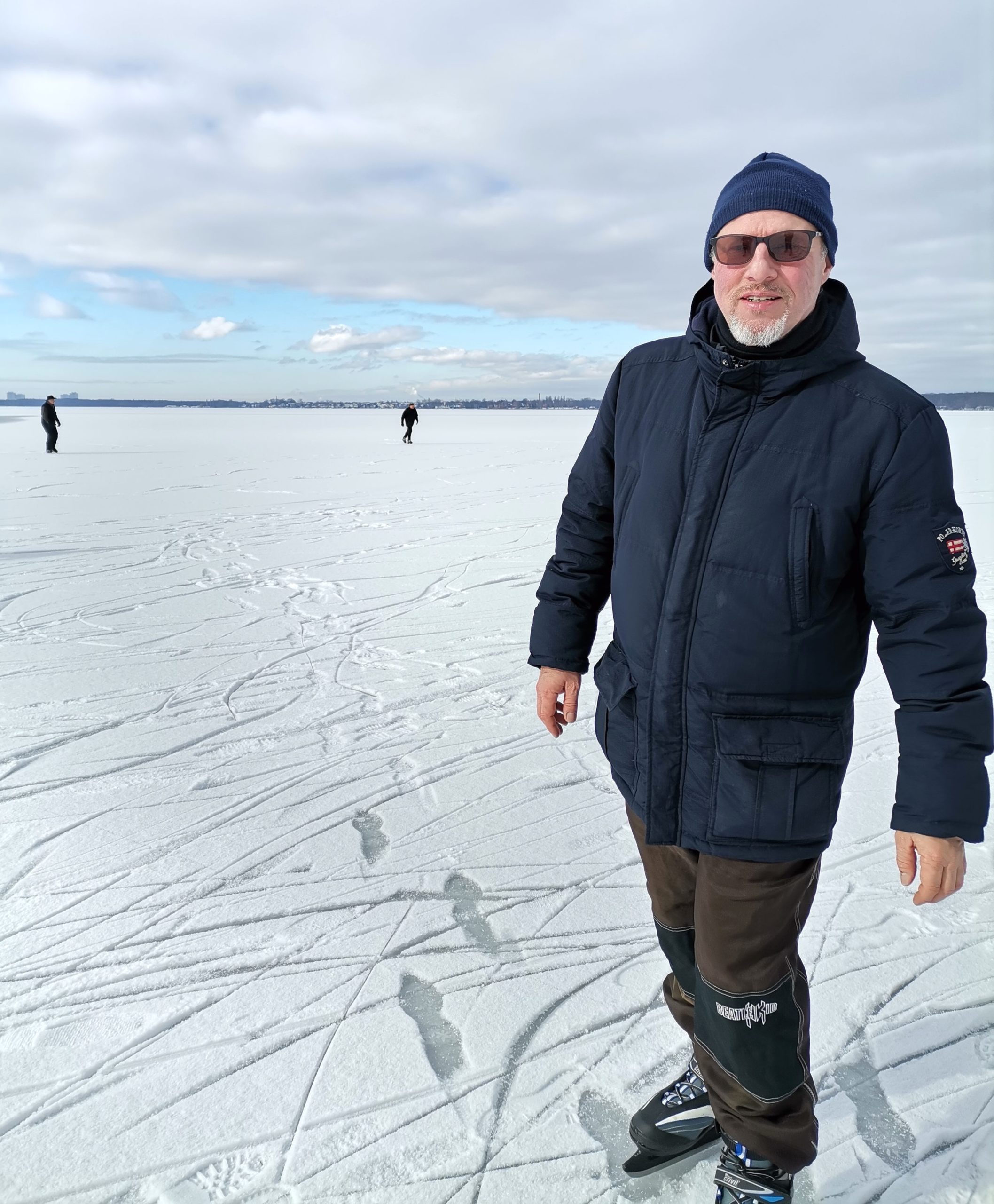 Eis Müggelsee Jens posiert auf Schlittschuhen