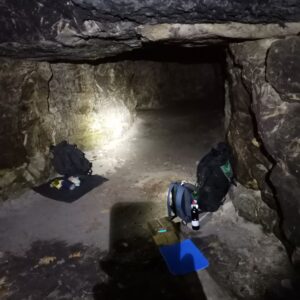 Boofen im kalten aber trockenen Felsenstollen