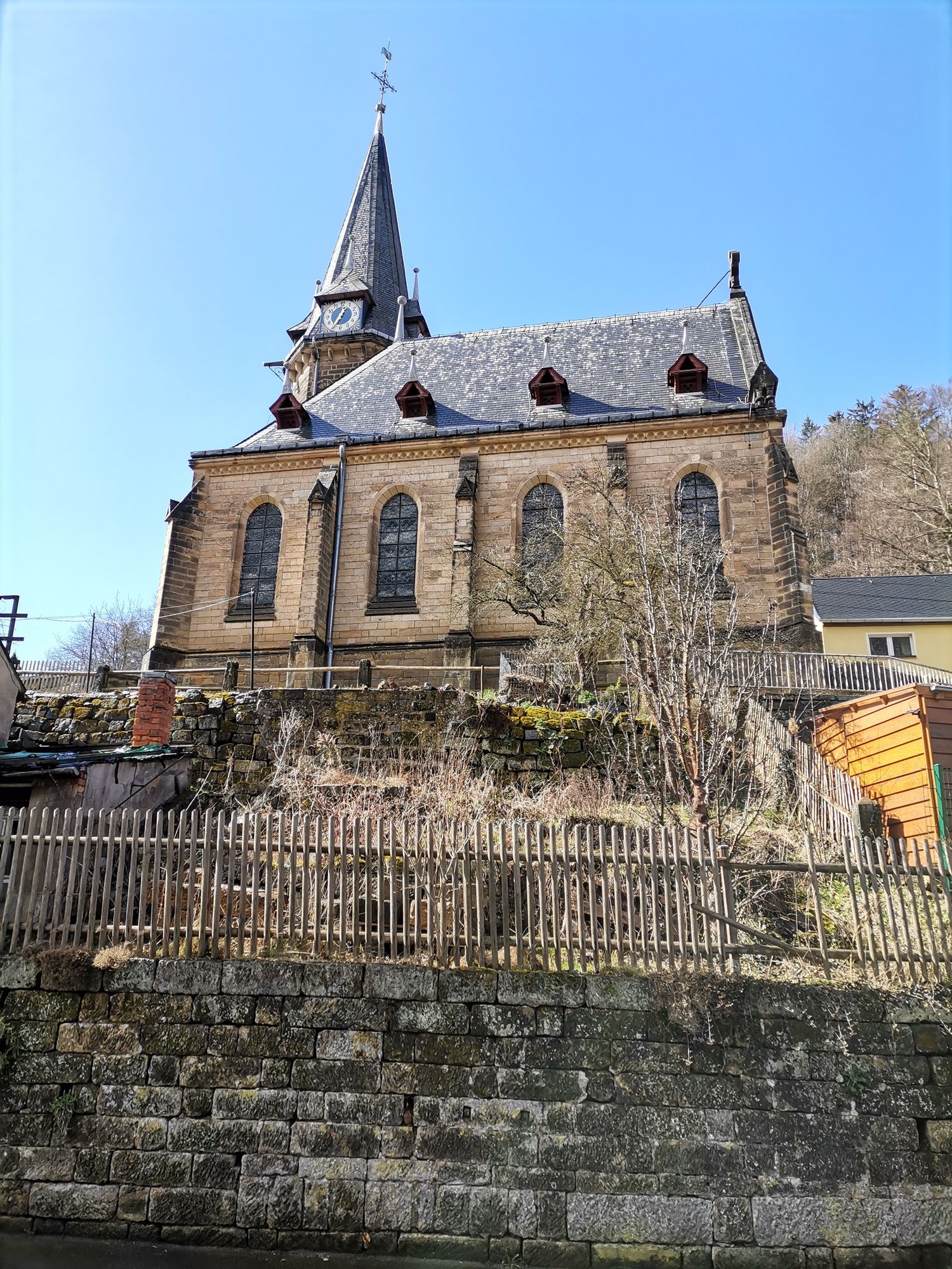 Die Kirche im Ort Krippen