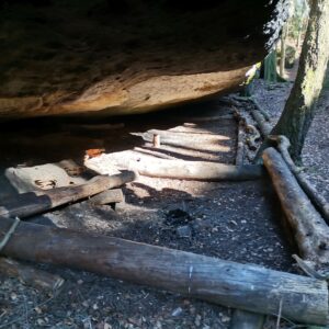 Große Boofe am Papststein direkt am Weg