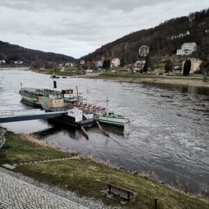 Schaufelraddampfer am Anleger in Königstein