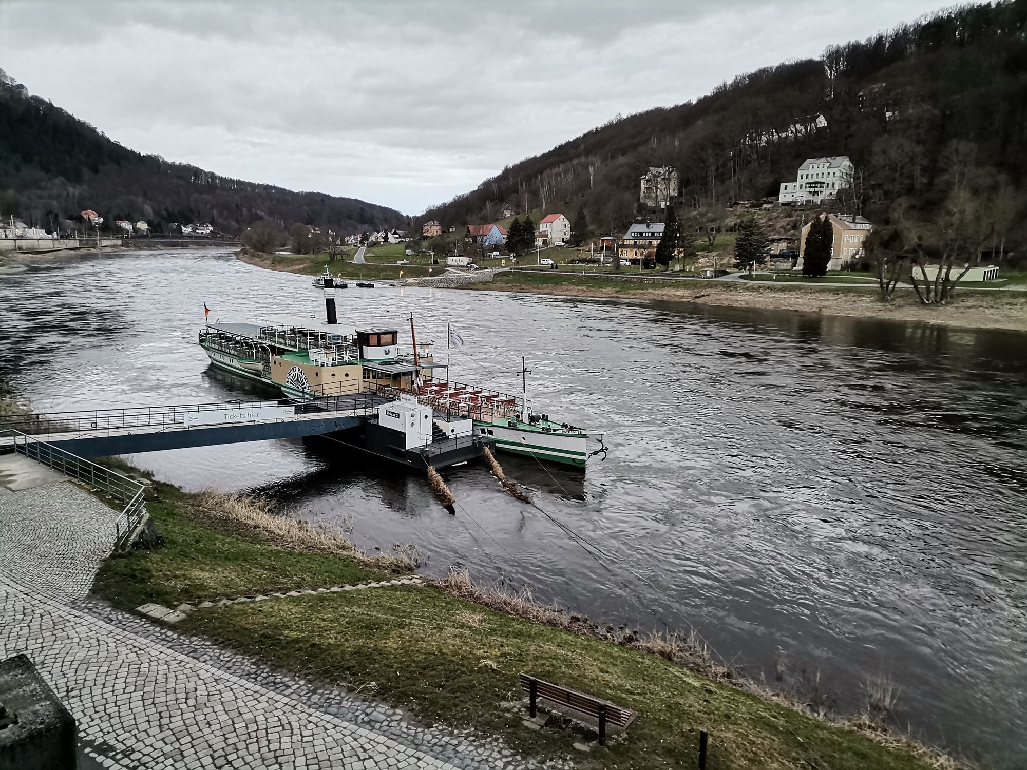Schaufelraddampfer am Anleger in Königstein