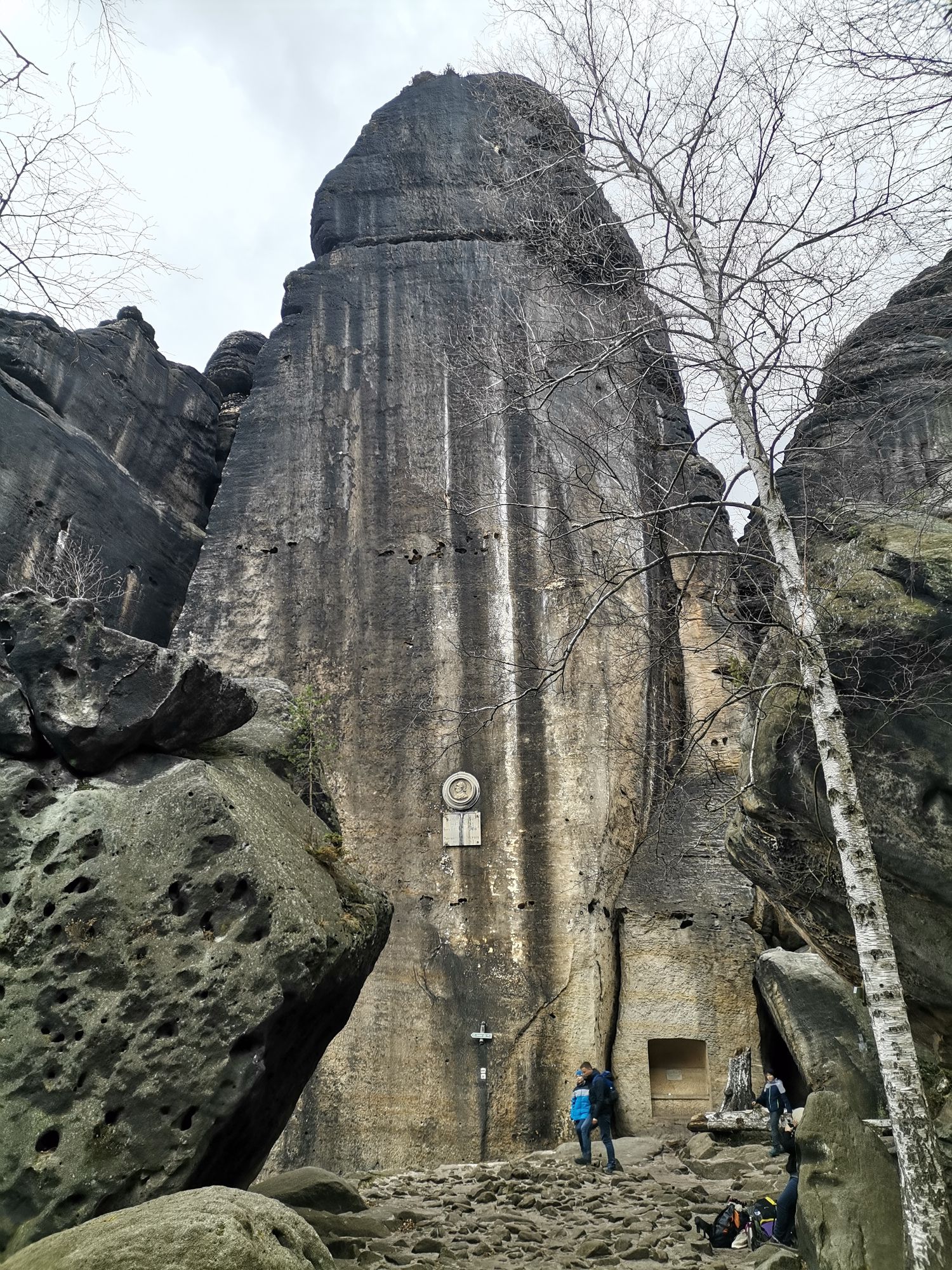Große Felswand am Zugang zum Pfaffenstein