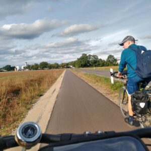 Konrad von hinten auf dem Rad