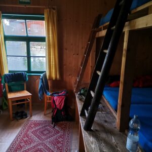 14 Mann Bunkerzimmer in der Ottendorfer Hütte, zu sechst belegt