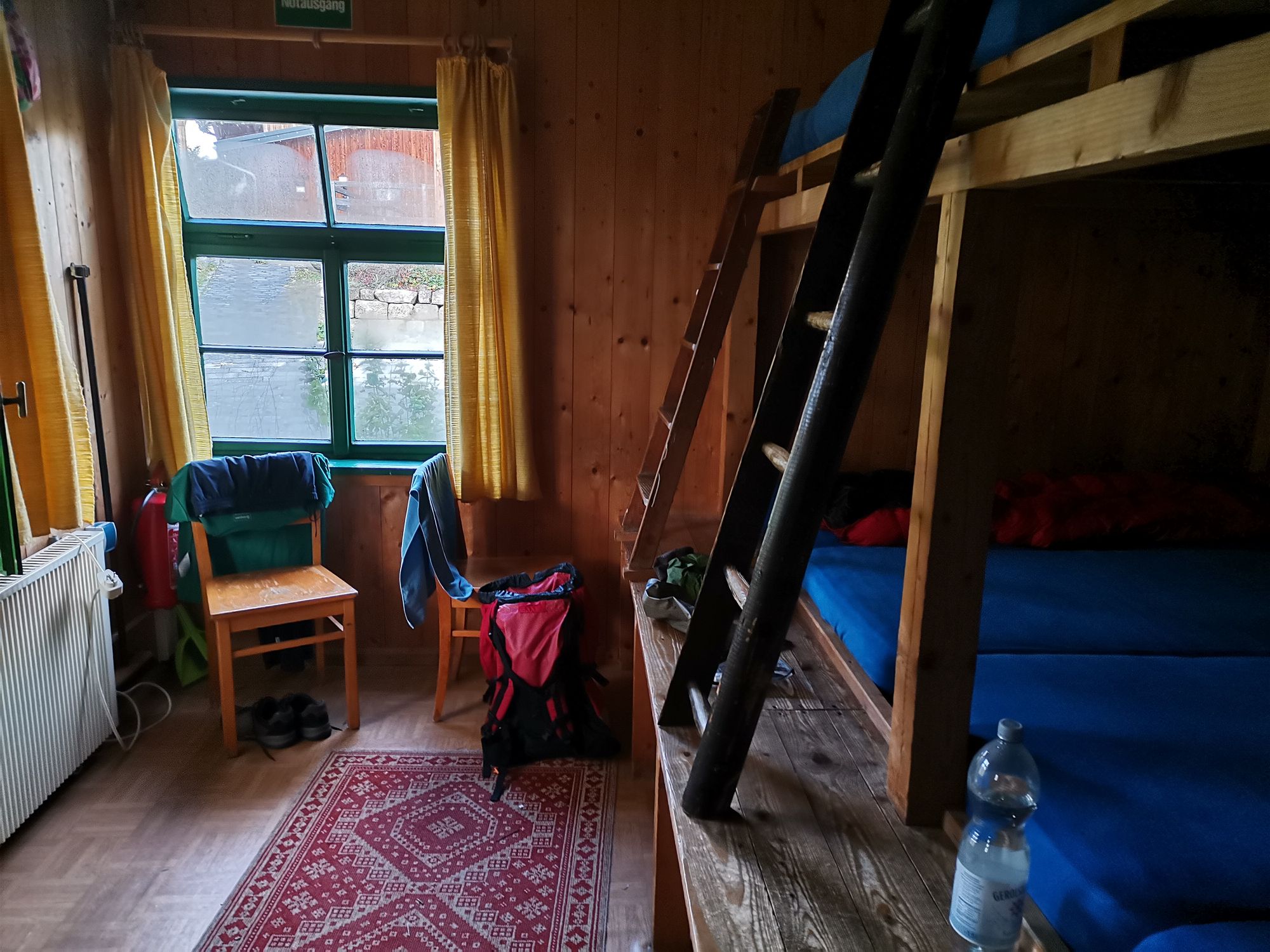14 Mann Bunkerzimmer in der Ottendorfer Hütte, zu sechst belegt