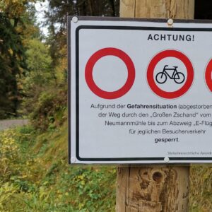 Weg Totholz Warnschilder