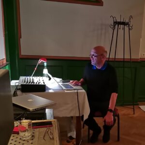 Martin im Tanzsaal als Disc-Jockey