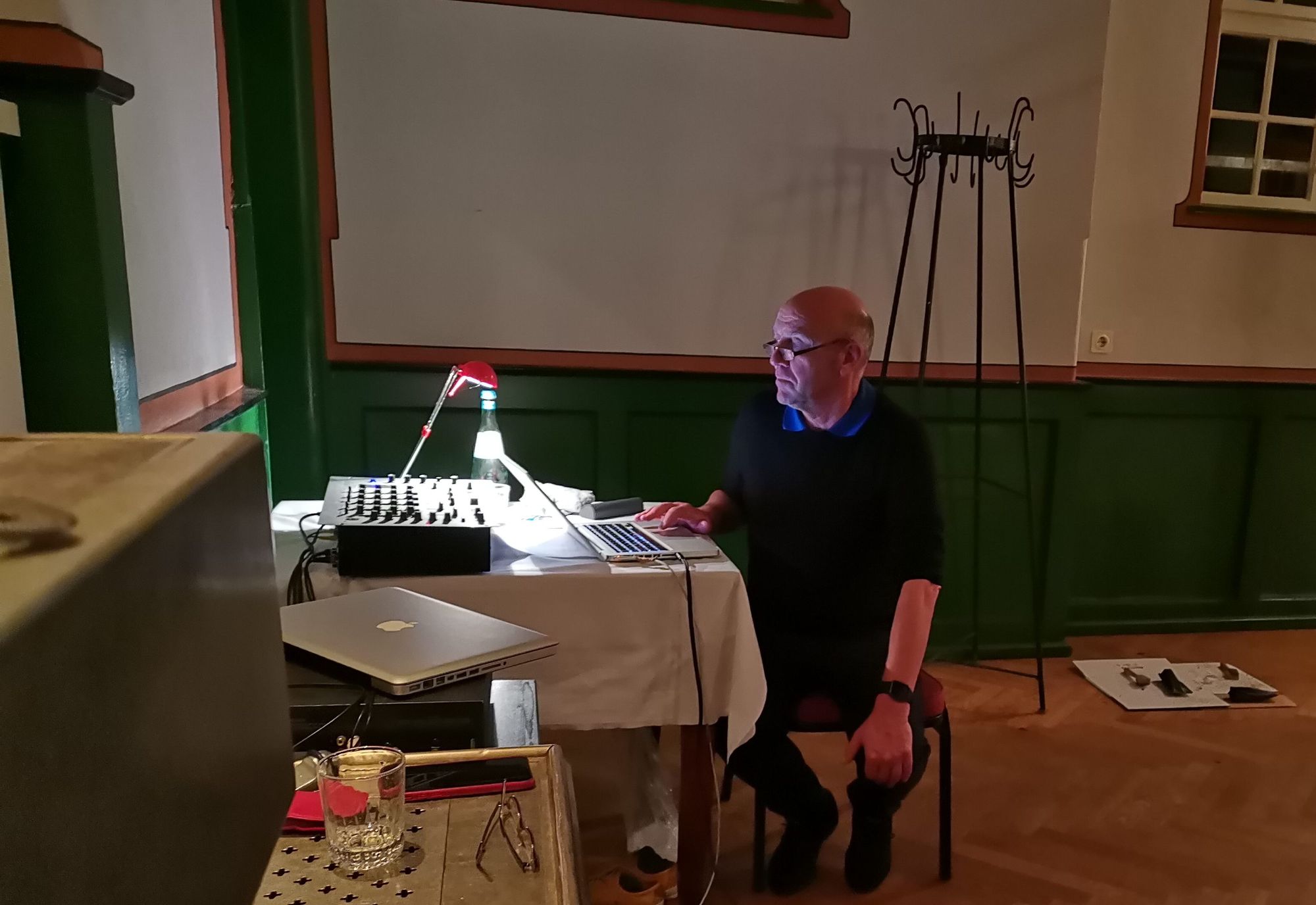Martin im Tanzsaal als Disc-Jockey