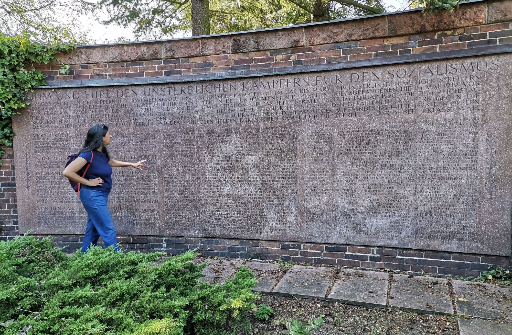 Zentralfriedhof Friedrichsfelde Gedenkstätte der Sozialisten "Ruhm und Ehre den unsterblichen Kämpfern für den Sozialismus"