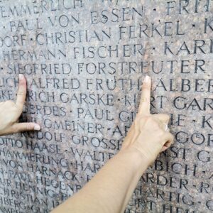 Zentralfriedhof Friedrichsfelde Gedenkstätte der Sozialisten "Ruhm und Ehre den unsterblichen Kämpfern für den Sozialismus" Großvater: "Alfred Fruth"