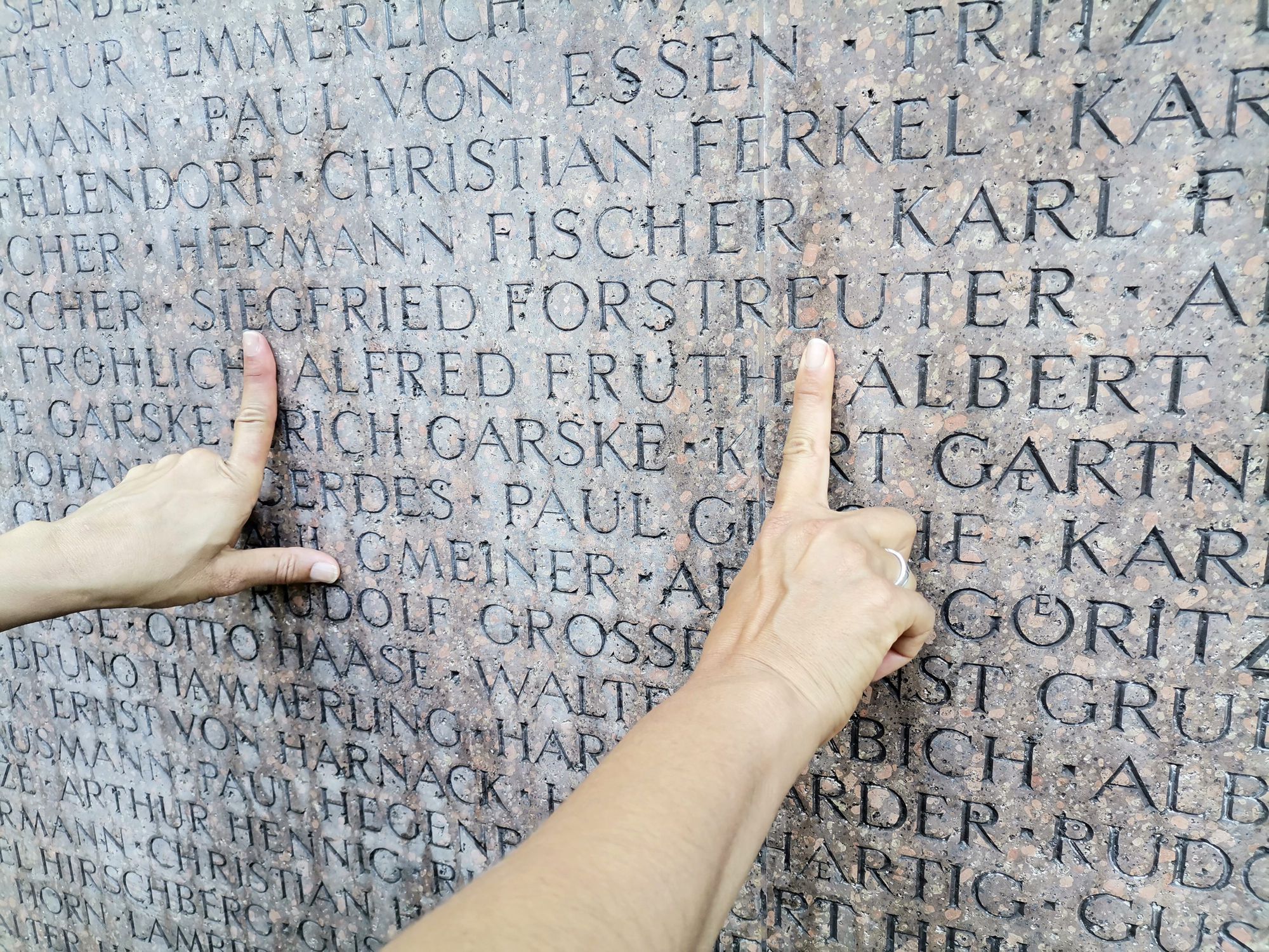 Zentralfriedhof Friedrichsfelde Gedenkstätte der Sozialisten "Ruhm und Ehre den unsterblichen Kämpfern für den Sozialismus" Großvater: "Alfred Fruth"