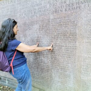 Zentralfriedhof Friedrichsfelde Gedenkstätte der Sozialisten "Ruhm und Ehre den unsterblichen Kämpfern für den Sozialismus" Großvater: "Alfred Fruth"