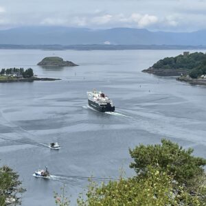 Oban Blick auf die Hafenausfahrt mit Fähre