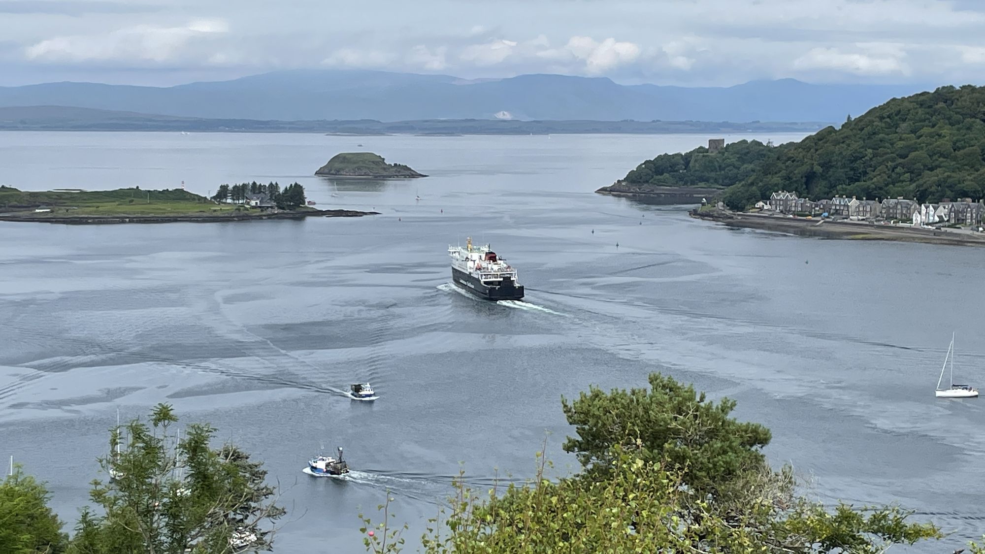 Oban Blick auf die Hafenausfahrt mit Fähre